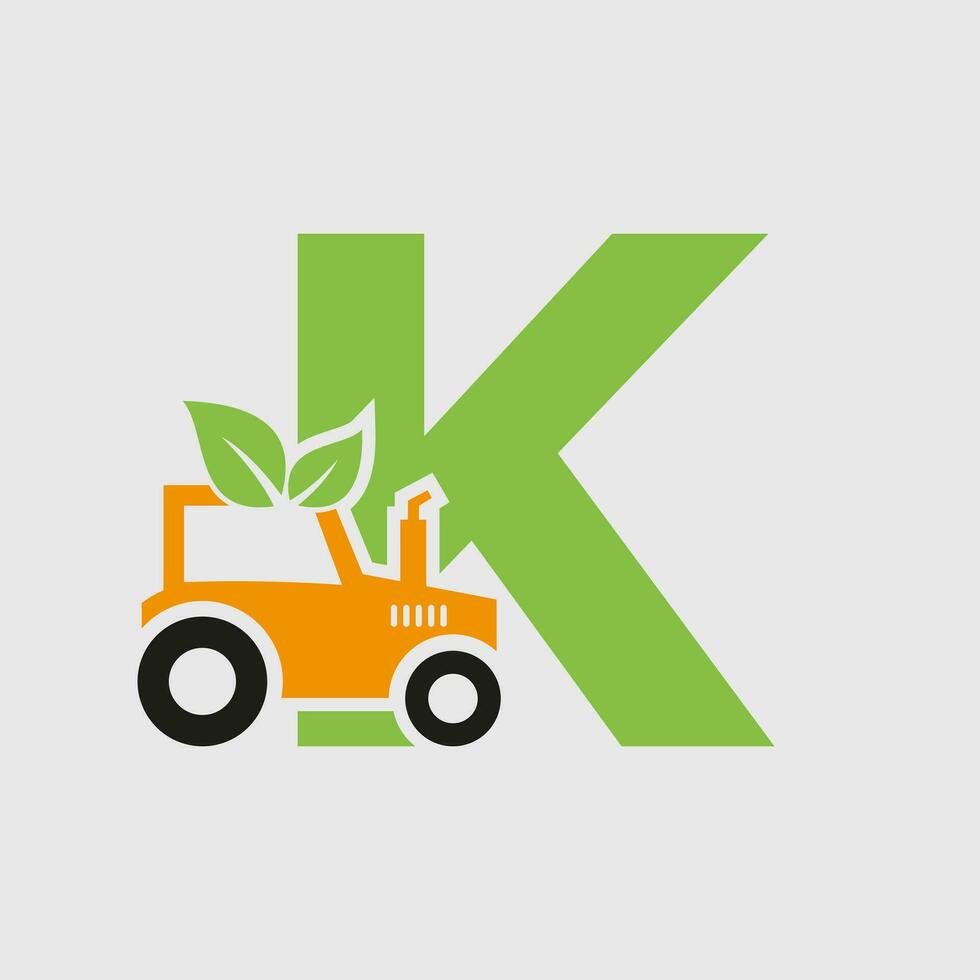brief k landbouw logo concept met trekker icoon vector sjabloon. eco boerderij symbool