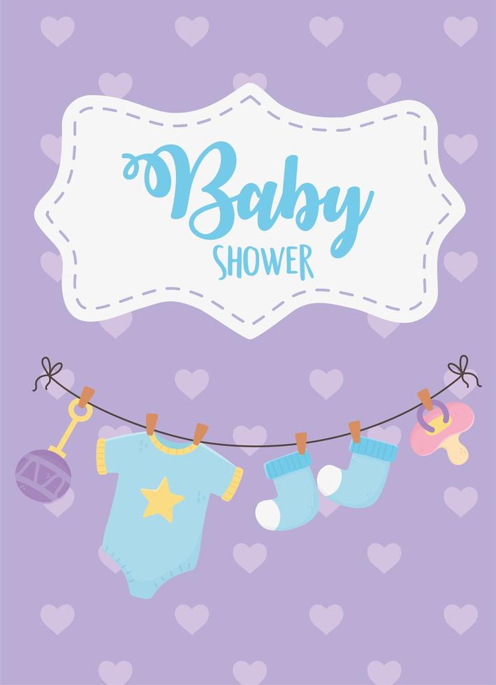 babyshower, hangende romper sokken fopspeen en rammelaar stippen paarse achtergrond kaart vector