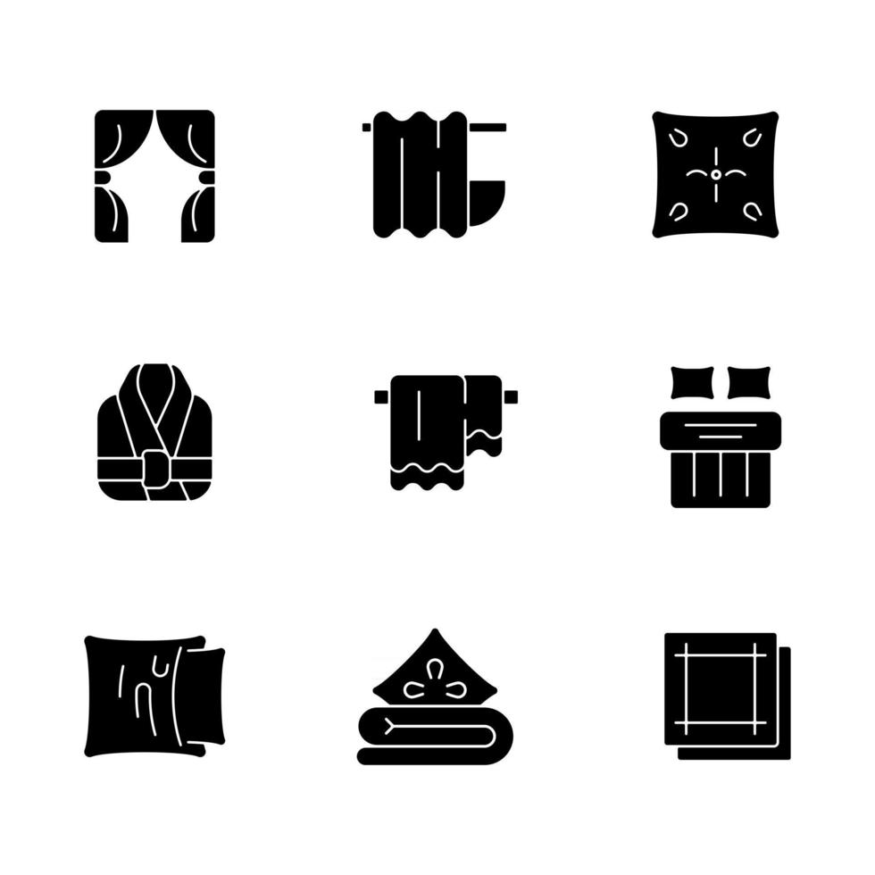 huis textielproducten zwarte glyph pictogrammen instellen op witruimte. jaloezieën. douche gordijnen. kussensloop. badjas. huishoudelijk, huishoudelijk materiaal. silhouet symbolen. vector geïsoleerde illustratie
