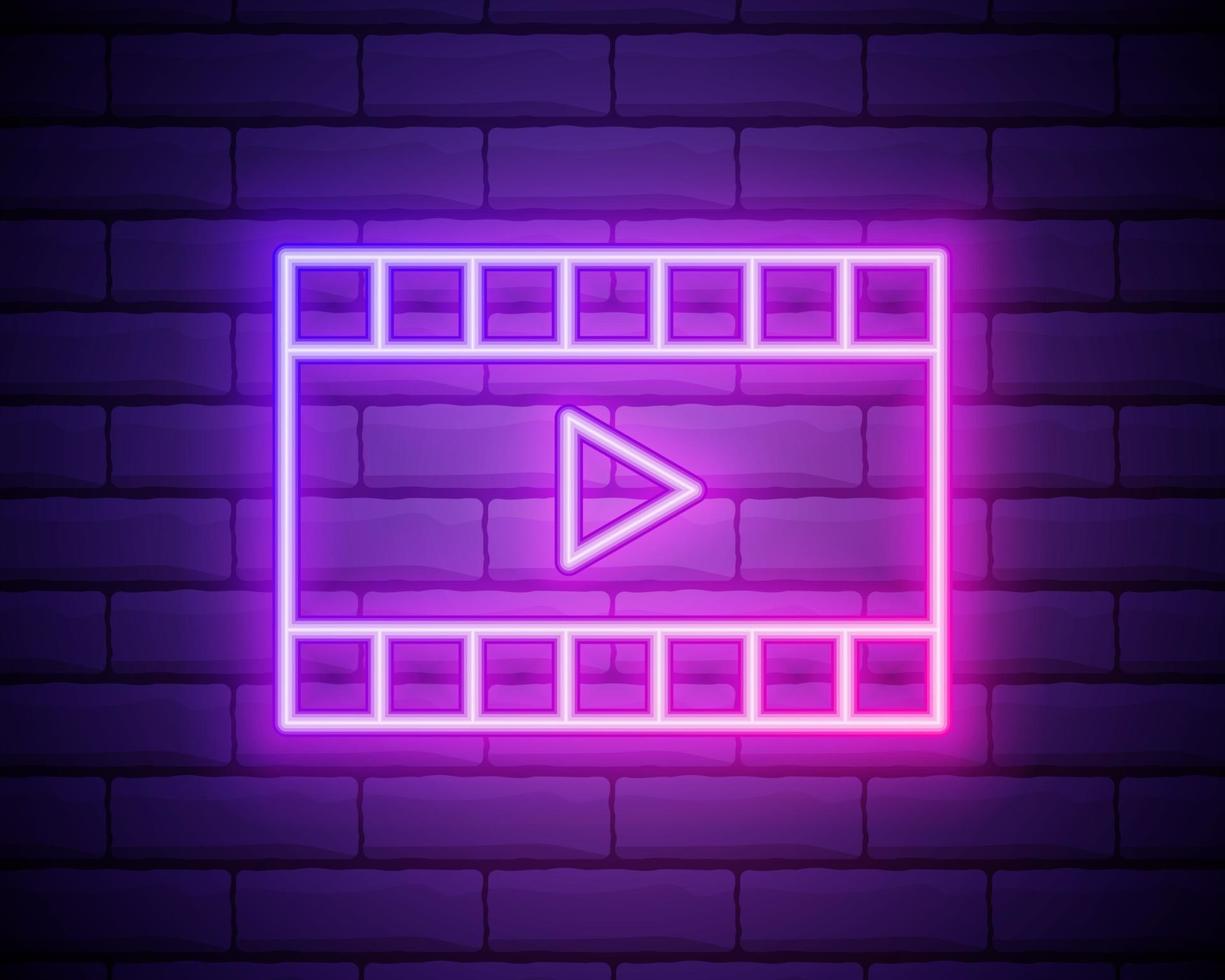 neon bioscoopfilm in paarse en violette kleur. vectorillustratie van bioscoopfilm met afspeelpictogram bestaande uit neoncontouren, met achtergrondverlichting op de donkere bakstenen muurachtergrond vector