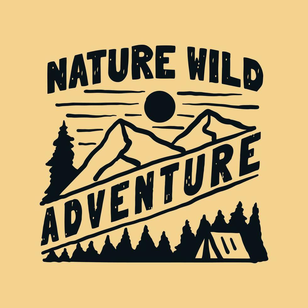 camping Aan Woud met natuur wild belettering .vintage ontwerp met bergen, camping tent, Woud silhouetten, waterval en berg. voor t shirt, insigne, embleem, sticker. wijnoogst vector illustratie