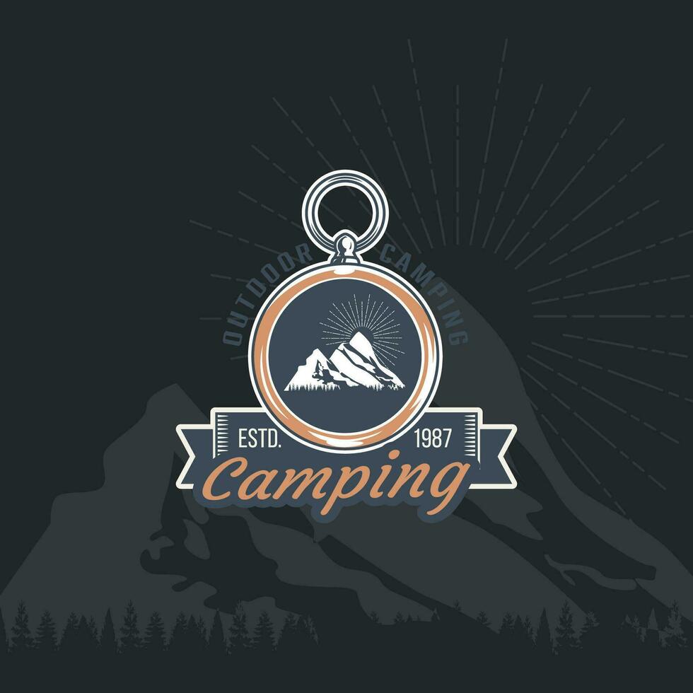 reeks van wijnoogst camping en buitenshuis avontuur emblemen, logos en insignes. kamp tent in Woud of bergen. camping apparatuur. vector. vector