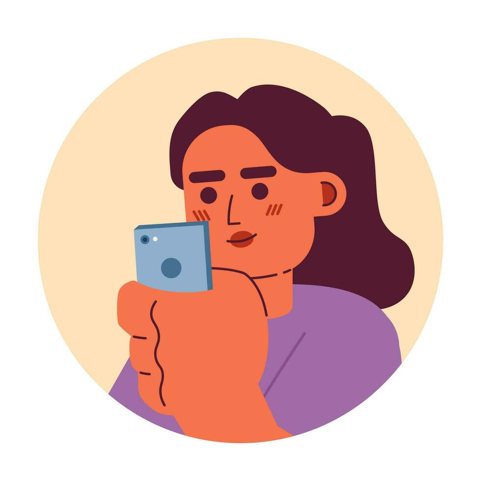 smartphone vrouw Indisch gewoontjes 2d vector avatar illustratie. telefoon scrollen zuiden Aziatisch jong volwassen vrouw tekenfilm karakter gezicht. mobiel gebruiker vlak kleur gebruiker profiel beeld geïsoleerd Aan wit