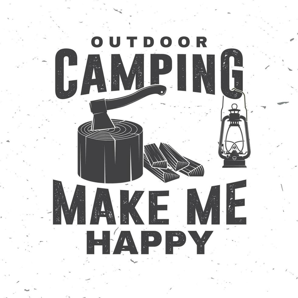 buitenshuis camping maken me gelukkig. vector. concept voor overhemd of logo, afdrukken, postzegel of tee. wijnoogst typografie ontwerp met lantaarn en bijl in stomp silhouet. vector