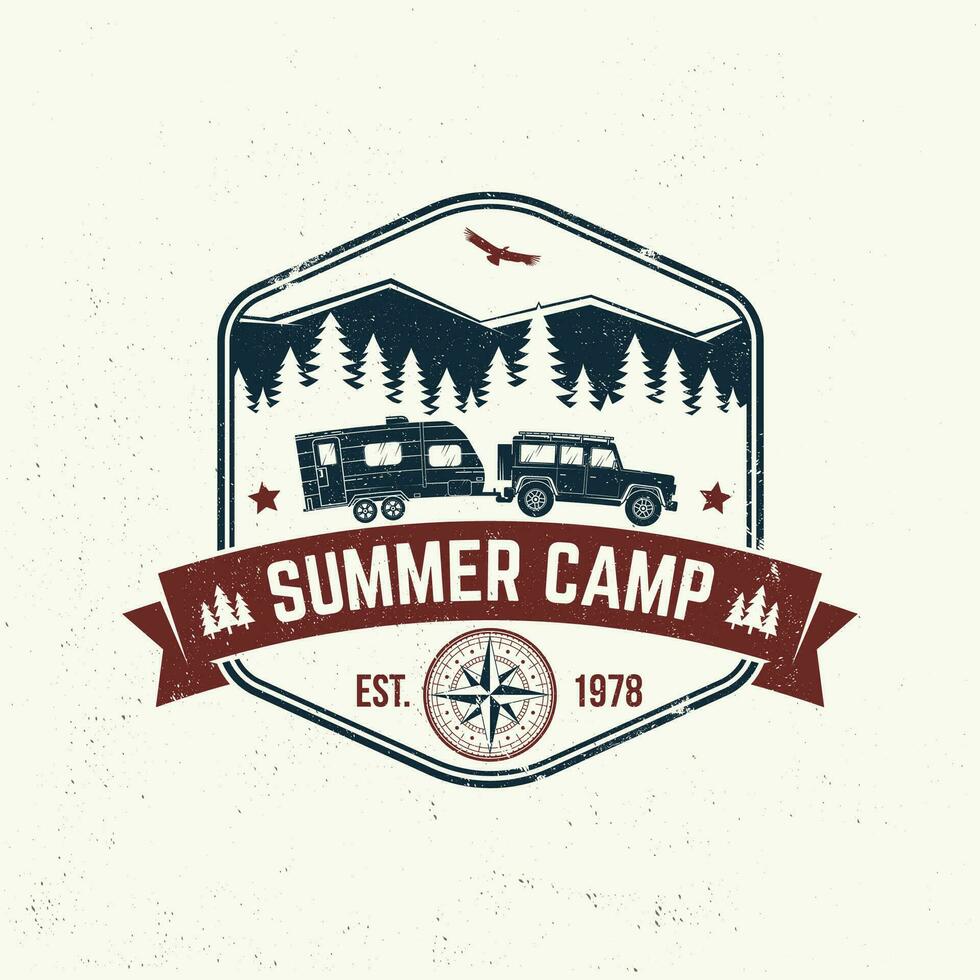 zomer kamp. vector. concept voor overhemd of logo, afdrukken, postzegel of tee. wijnoogst typografie ontwerp met camper aanhangwagen, Woud en berg silhouet. vector