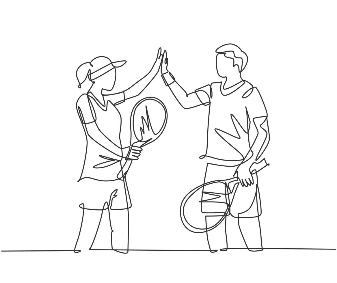 een lijntekening van jonge leuke paar mannelijke en vrouwelijke tennissen samen op de grasbaan en het geven van high five gebaar. relatie concept doorlopende lijn tekenen grafisch ontwerp vectorillustratie vector