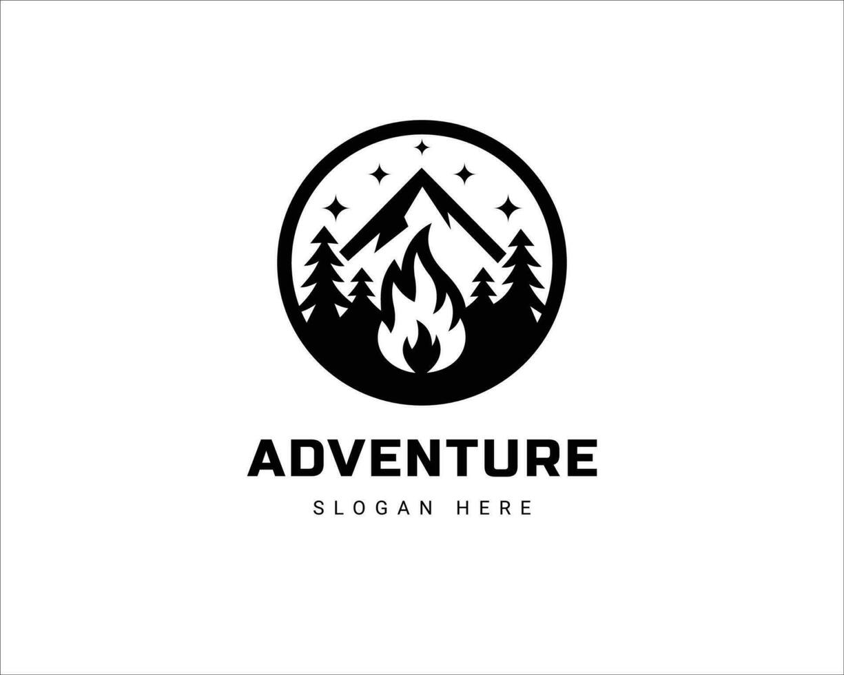buitenshuis avontuur logo. berg, brand silhouet kenteken. camping en wandelen logo ontwerp vector