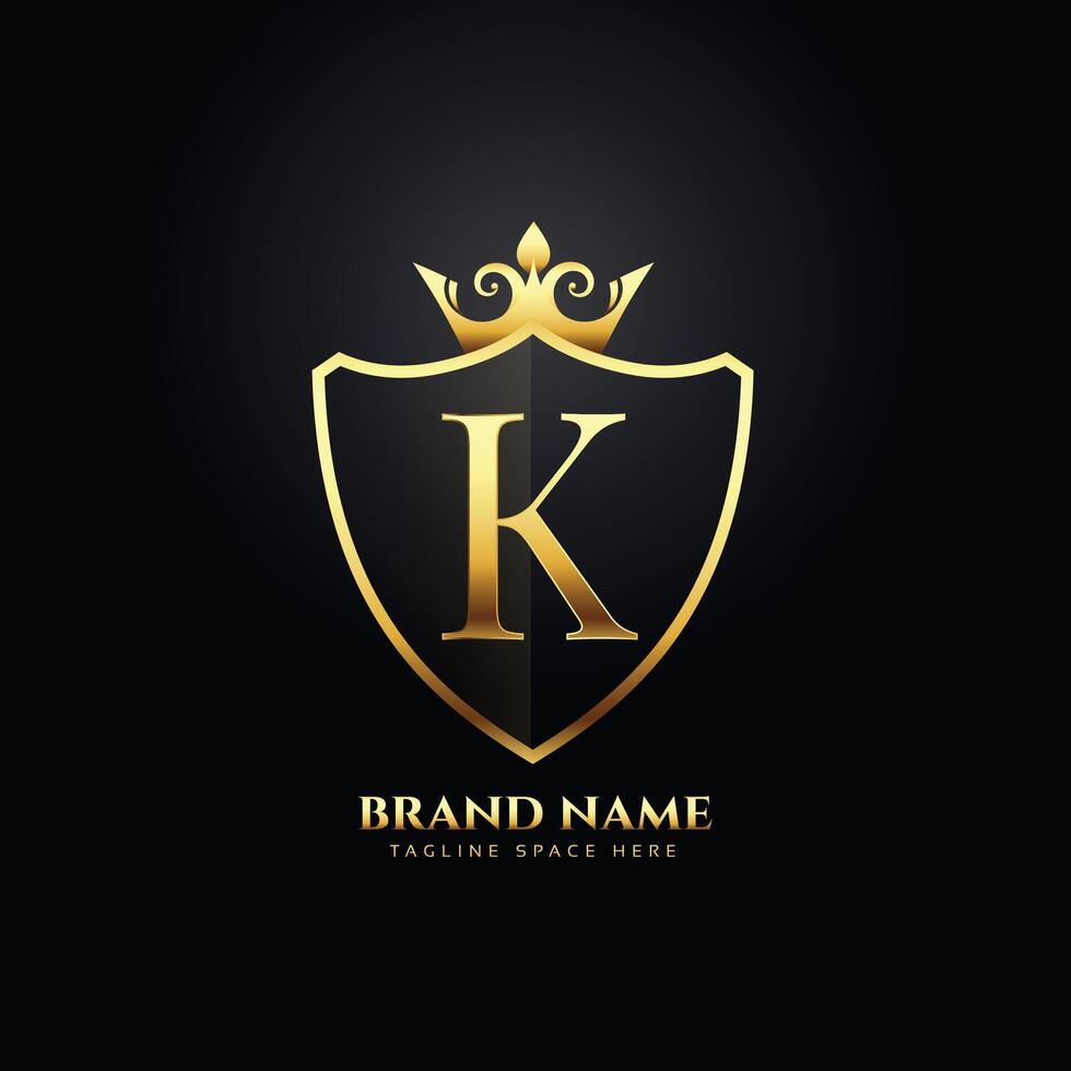 brief k luxe logo concept met gouden kroon vector