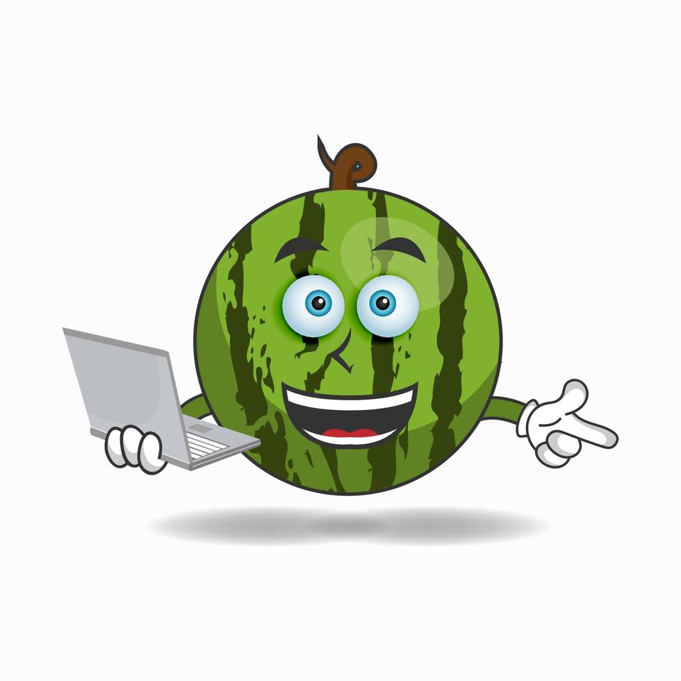 watermeloen mascotte karakter met laptop in de rechterhand. vector illustratie