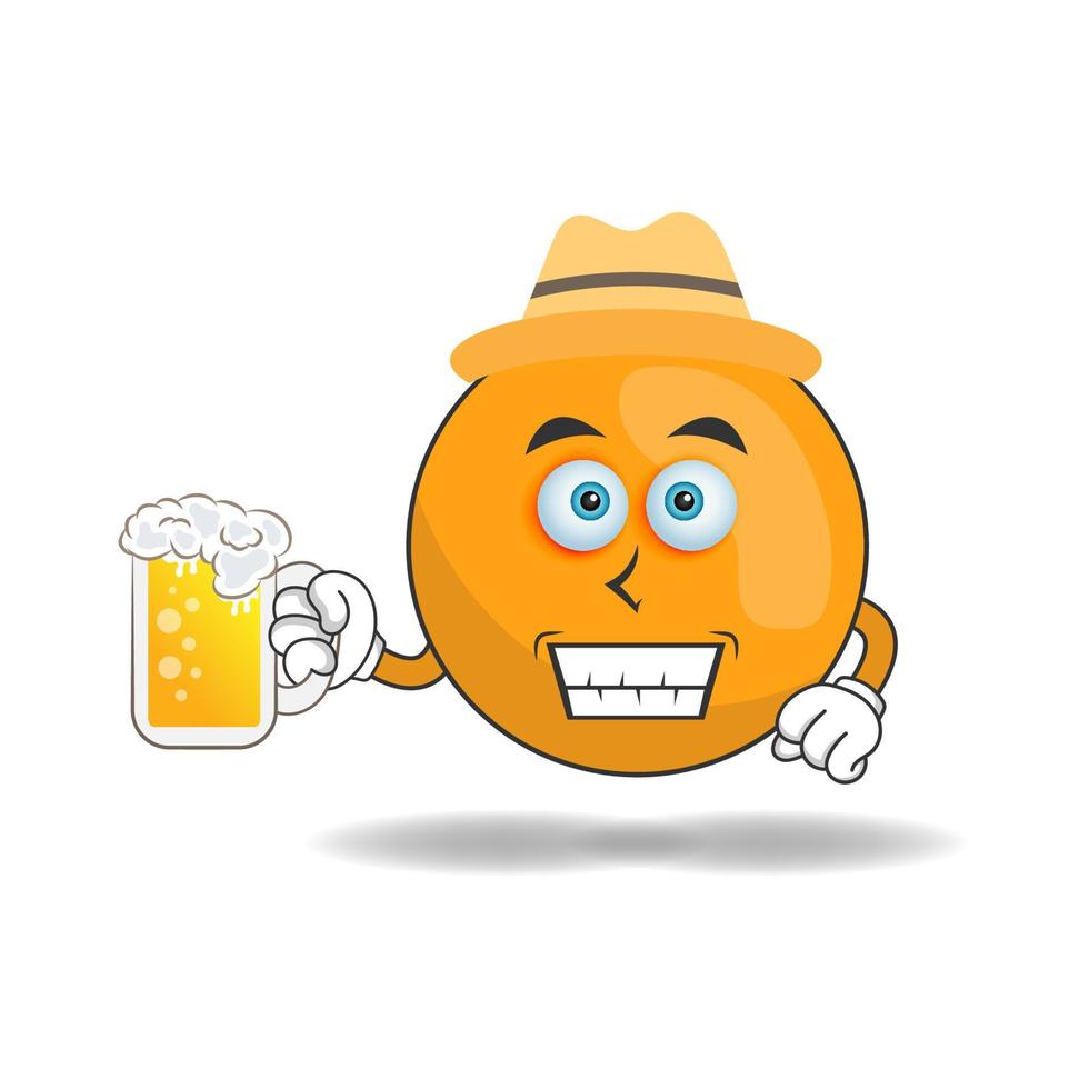 het oranje mascottekarakter houdt een glas gevuld met een drankje vast. vector illustratie
