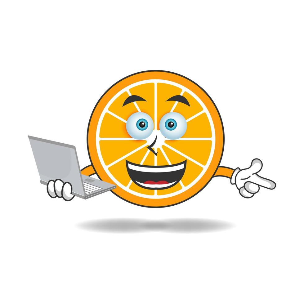 oranje mascottekarakter met laptop in rechterhand. vector illustratie