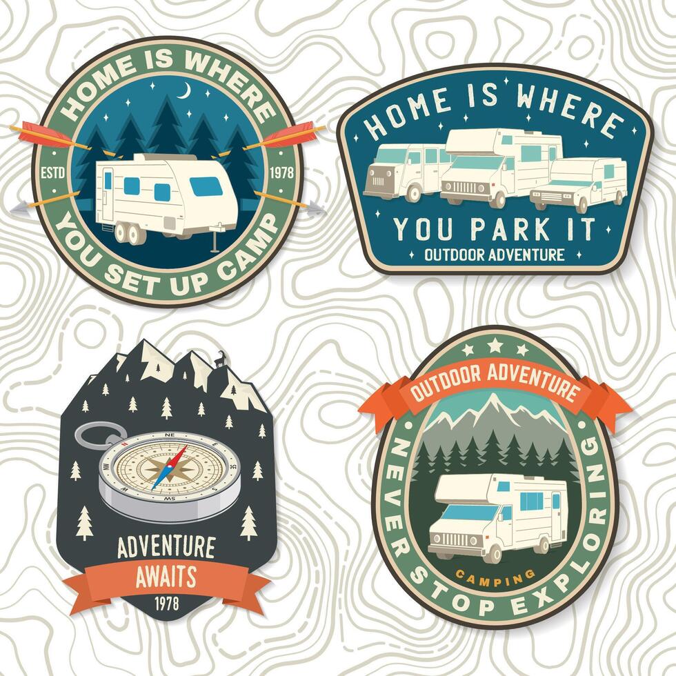 reeks van zomer kamp lappen. vector concept voor overhemd of logo, afdrukken, stempel, lap of tee. wijnoogst typografie ontwerp met rv aanhangwagen, camping tent, Woud, berg silhouet