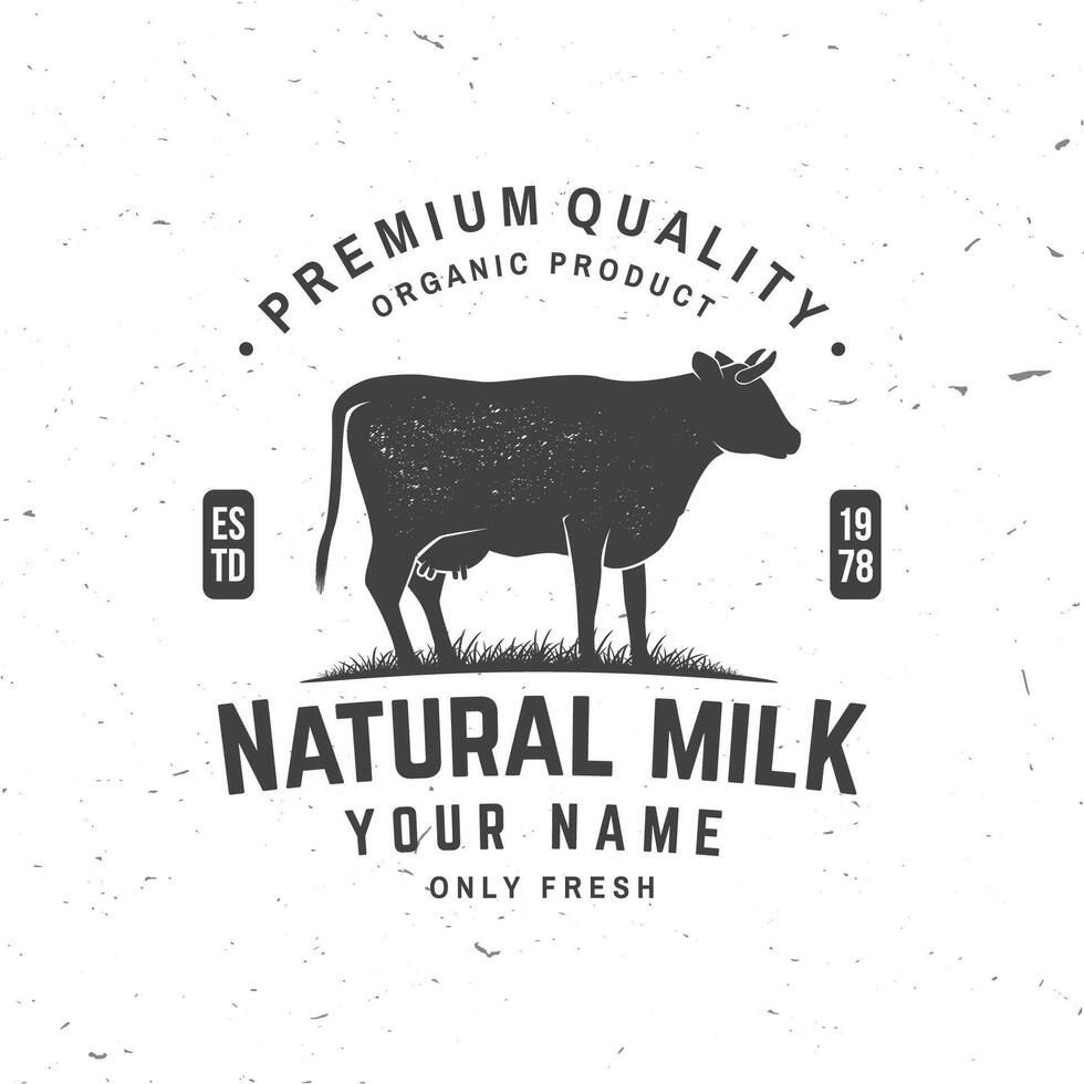 natuurlijk melk insigne, logo. vector. typografie ontwerp met koe silhouet. sjabloon voor zuivel en melk boerderij bedrijf - winkel, markt, verpakking en menu vector