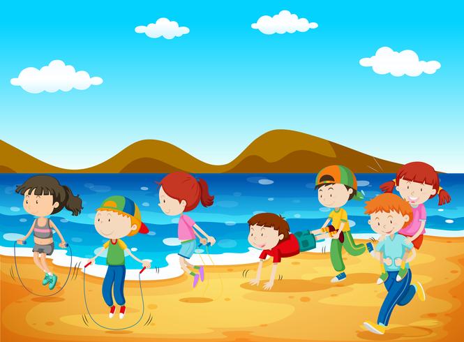 Gelukkige kinderen die op het strand spelen vector