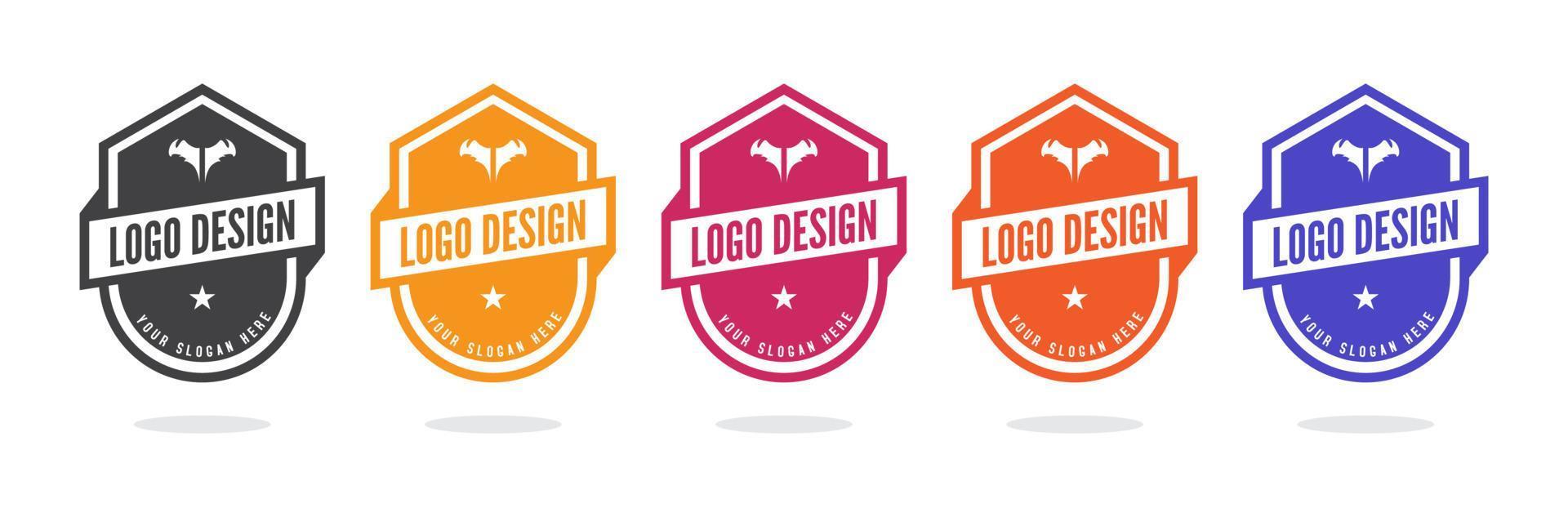 schild badge logo ontwerp sjabloon vectorillustratie. set van vijf bergreizen emblemen. vector