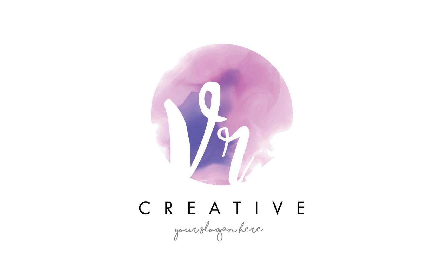 vr aquarel letter logo ontwerp met paarse penseelstreek. vector