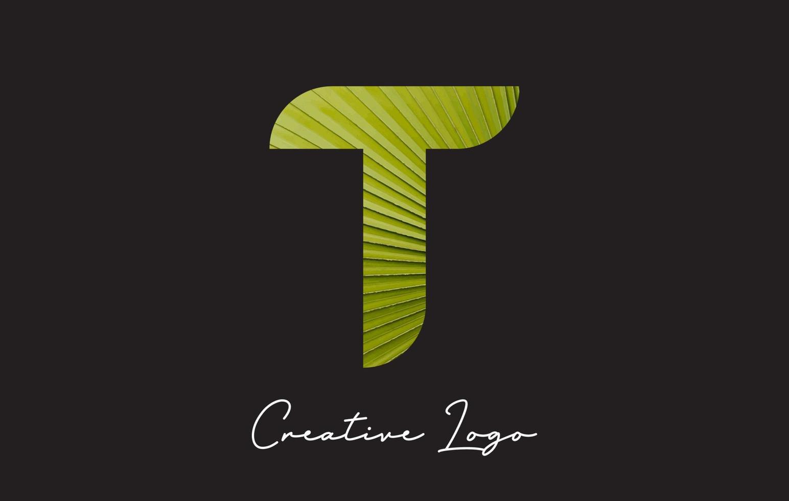 t-letterlogo met palmboombladpatroonontwerp. vector