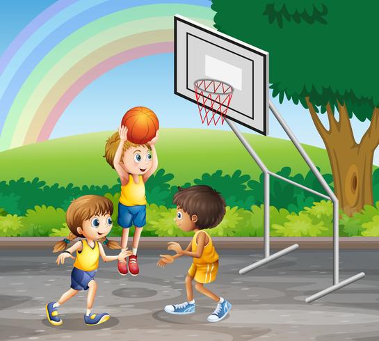 Drie kinderen spelen basketbal aan het hof vector