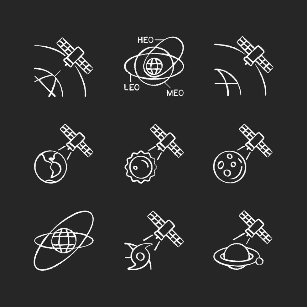 satellieten functies krijt witte pictogrammen ingesteld op donkere achtergrond. satellietbanen, banen. wereldwijde telecommunicatienetwerkverbinding. geïsoleerde vector schoolbord illustraties op zwart