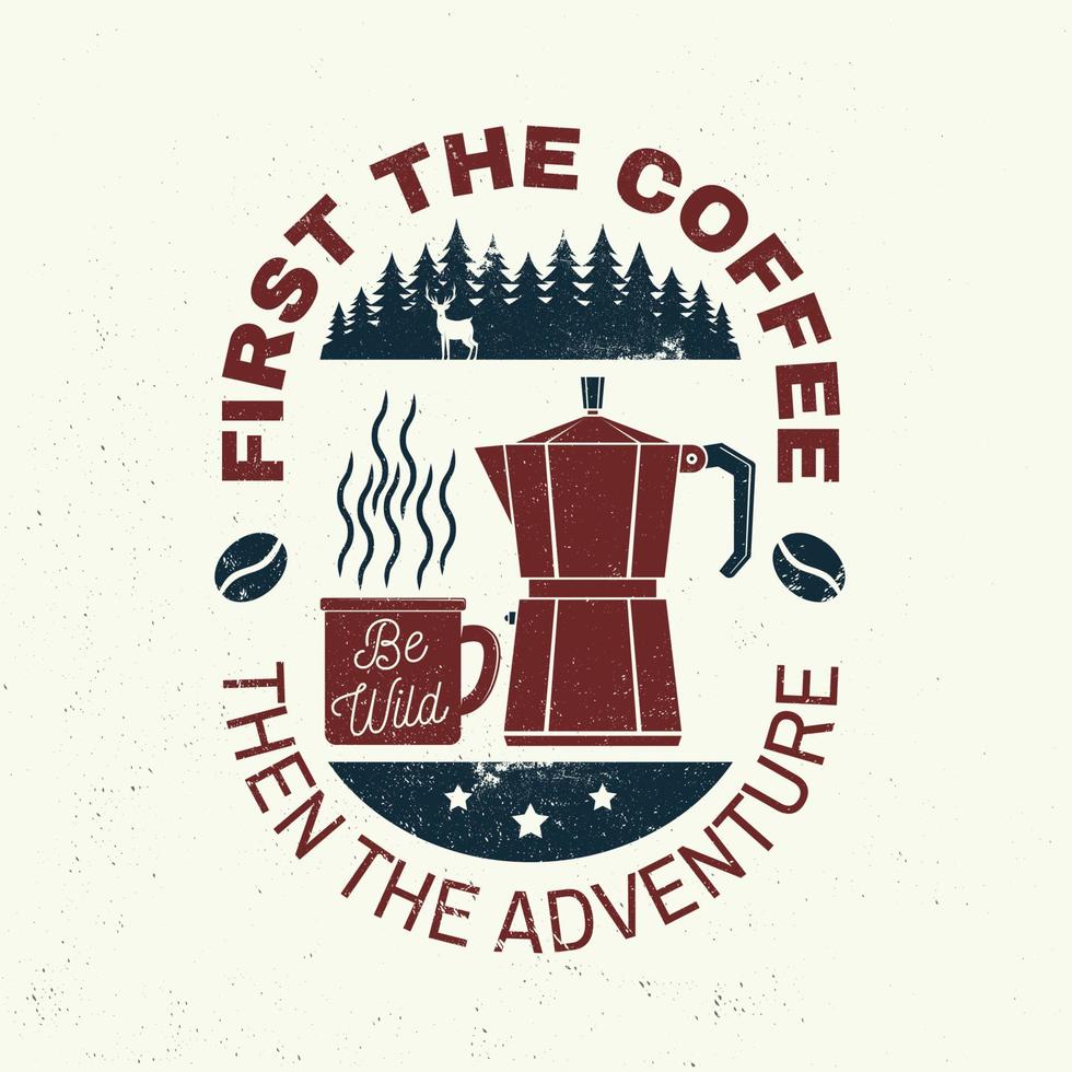 eerst de koffie dan de avonturenslogan. vector. concept voor badge, shirt, print, stempel of tee. vintage typografieontwerp met campin-kop, Italiaans koffiezetapparaat en bossilhouet. vector