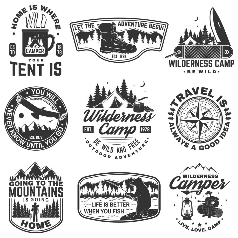 set van outdoor avontuur citaten symbool. concept voor shirt of logo, print, stempel of tee. vintage design met wandelschoenen, visbeer, bergen, kompas, mes, tent en bossilhouet vector