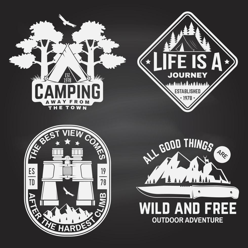 set van outdoor avontuur citaten op het schoolbord. concept voor shirt of logo, print. vintage design met verrekijkers, bergen, condor, lucht, bergen, tent, mes en bos silhouet. vector