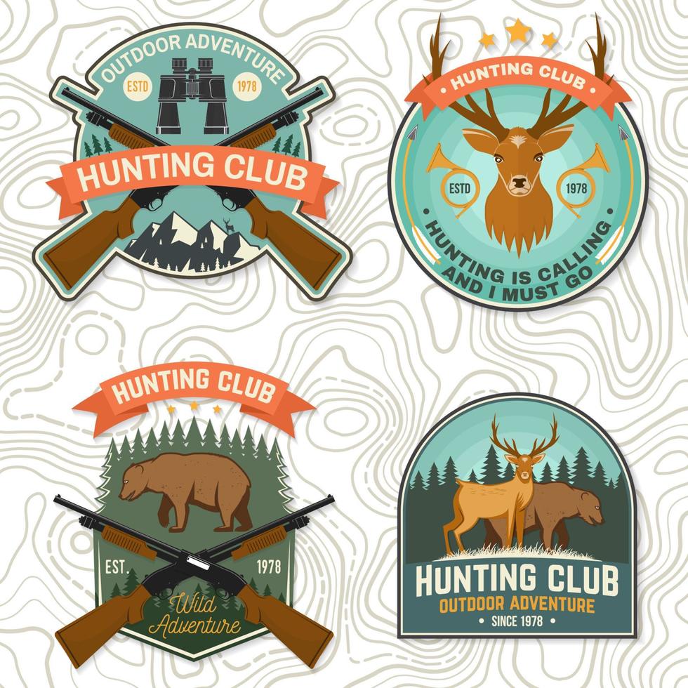 set jachtclub badge. vectorconcept voor shirt, print, stempel. vintage typografieontwerp met jachtgeweer, zwijn, jager, beer, hert, bergen en bos. outdoor avontuur jacht club embleem vector