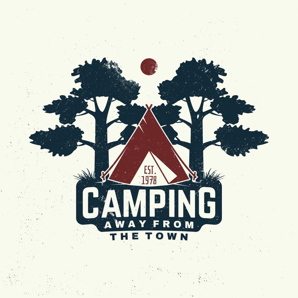 camping. weg van de slogan van de stad. vector. concept voor shirt of print, stempel of tee. vintage typografieontwerp met kampeerautotent en bossilhouet. vector