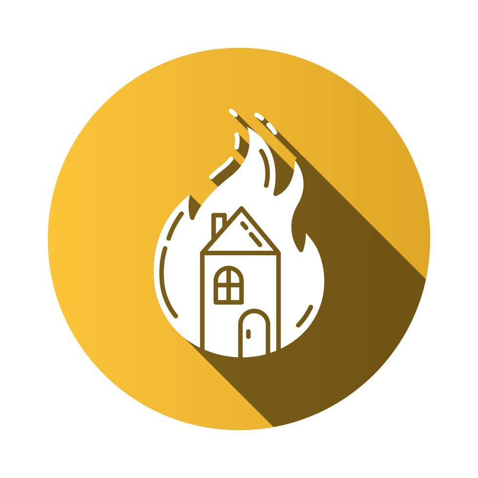 huis in brand geel plat ontwerp lange schaduw glyph pictogram. brandend gebouw. brandstichting van eigendommen. verbranding in huis. het negeren van brandveiligheidsvoorschriften. verzekeringsgeval. vector silhouet illustratie