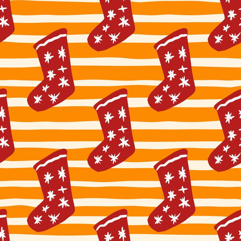 doodle naadloze patroon met Nieuwjaar sokken sieraad. Kerst rode kleding elementen met sterren op oranje gestripte achtergrond. vector