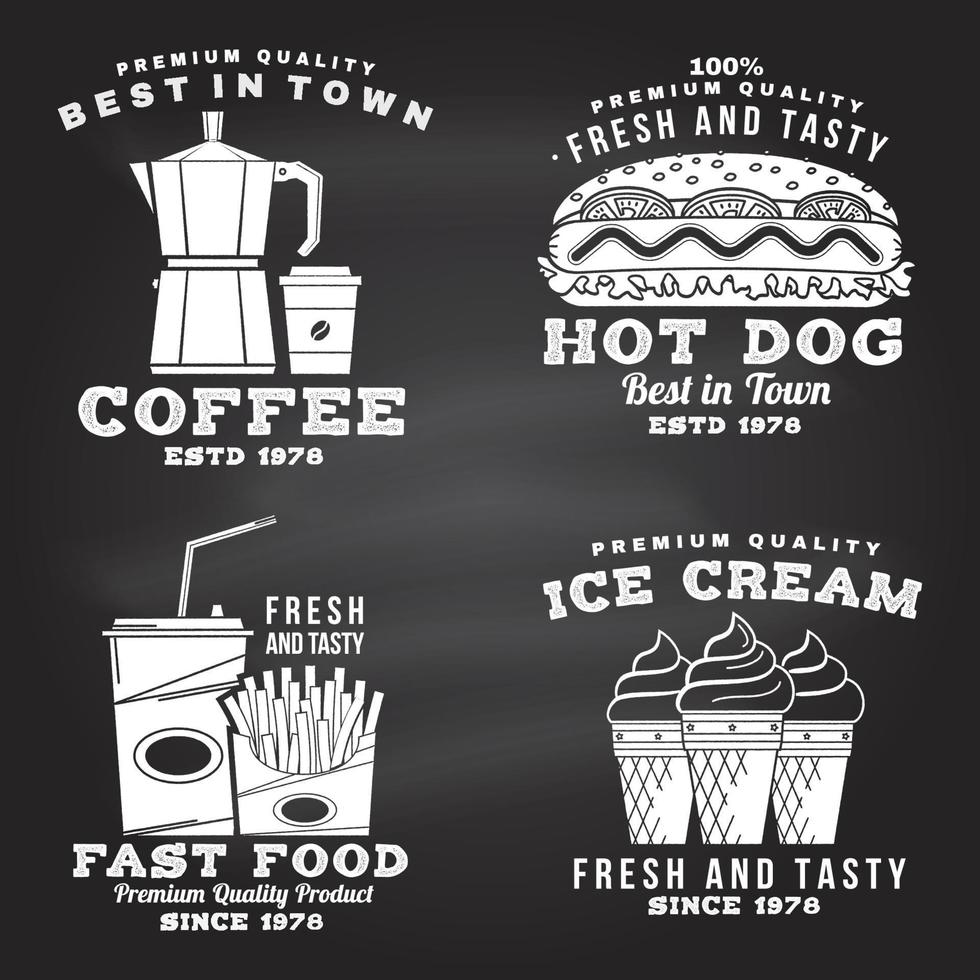 set van fastfood retro badge ontwerp op het schoolbord. vintage design met hod dog, koffie, ijs, frietjes voor pub of fastfood. sjabloon voor verpakking en menu vector