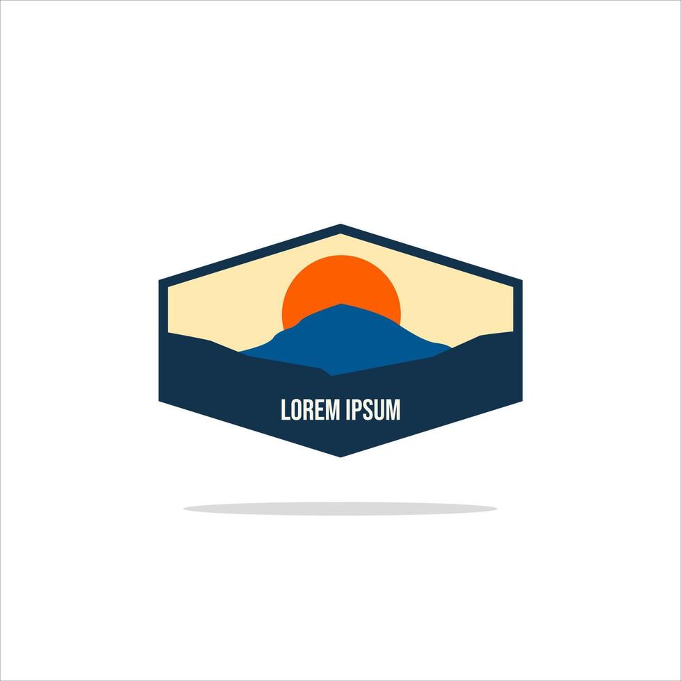 outdoor avontuur vintage label, badge, logo of embleem. met bergen en bos silhouet. vectorillustratie. vector