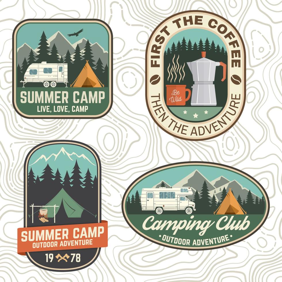 set camping- en caravanclubbadges. vector. concept voor logo, print, stempel, patch of tee. vintage typografieontwerp met kampeeraanhangwagen, koffiezetapparaat, bos en bergsilhouet. vector