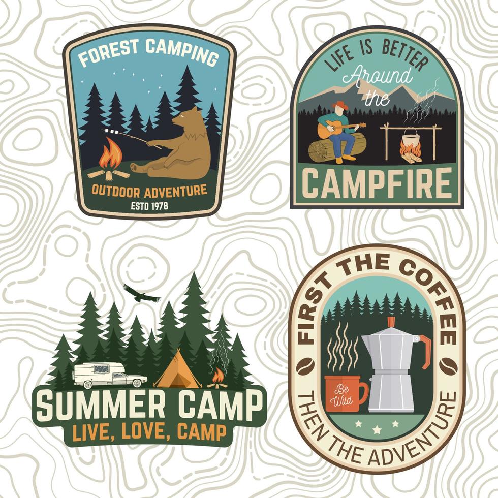 set camping- en caravanclubbadges. vector. concept voor logo, print, stempel, patch of tee. vintage typografieontwerp met kampeeraanhangwagen, koffiezetapparaat, bos en bergsilhouet. vector