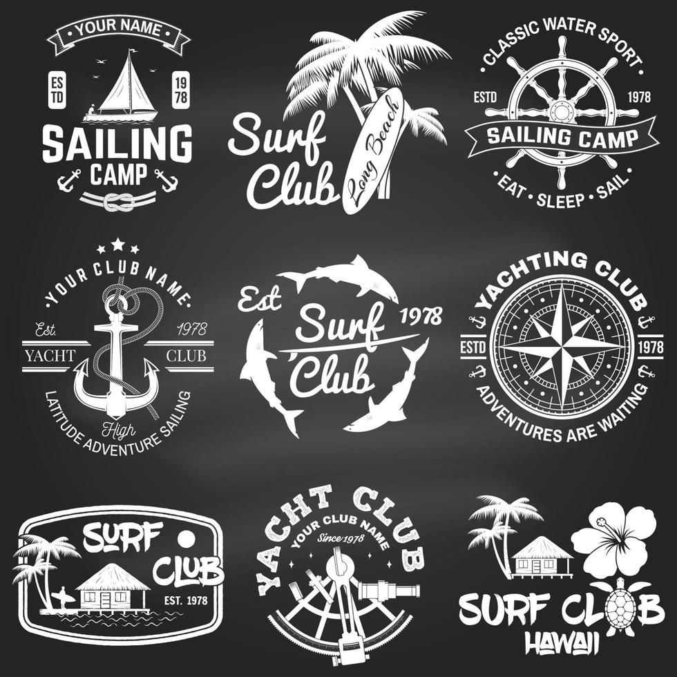 set zeilkamp-, jachtclub- en surfclub-badges. vector. concept voor shirt, print, stempel. vintage typografieontwerp met surfplank en zeilbootsilhouet. extreme watersport. vector