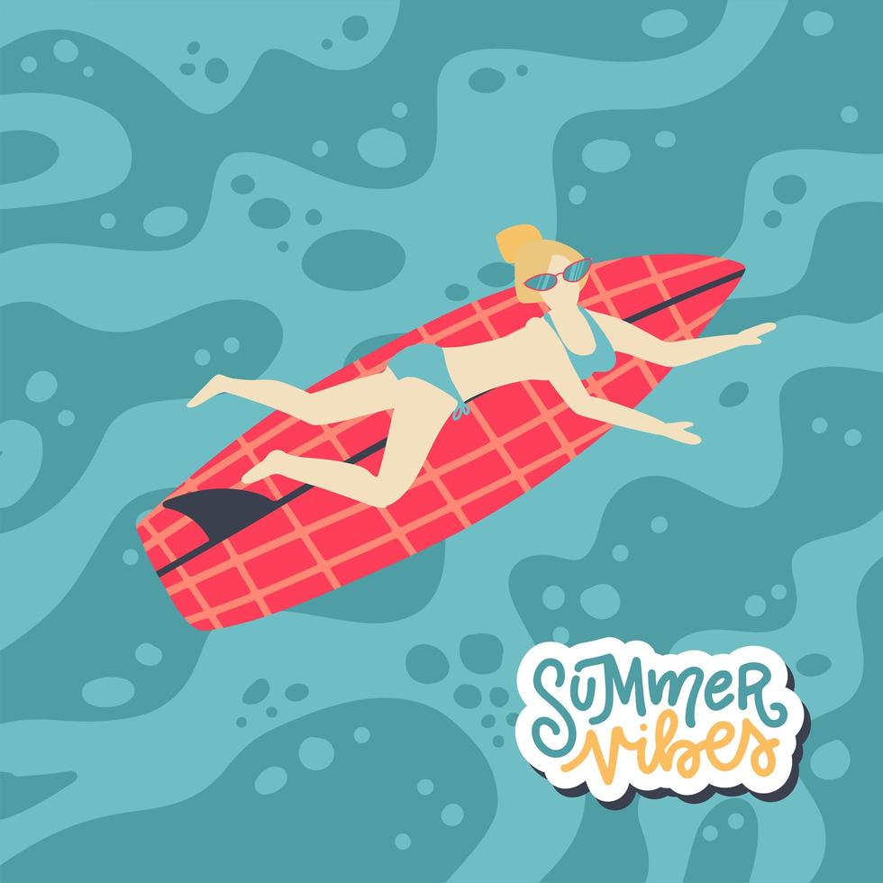 meisje surfer karakter liggend op surfplank, recreatief strand watersport banner, jonge vrouw genieten van zomervakantie vector platte hand getekende illustratie