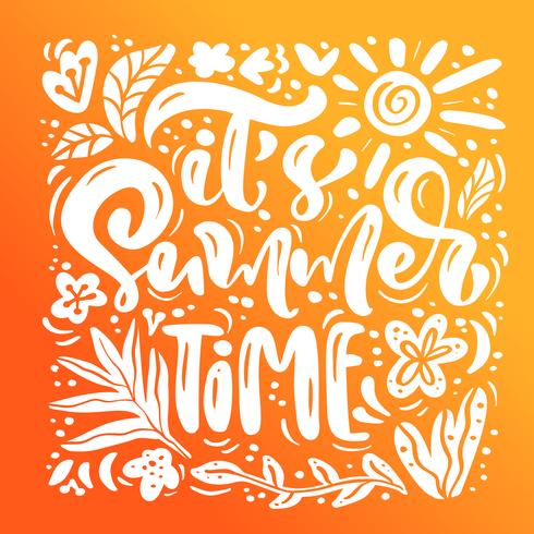 Het is de beletteringstekst van de de zomertijdkalligrafie voor groetkaart. Creatieve doodle strand reizen grafische vectorillustratie. Tropische bladeren en zon op achtergrond vector