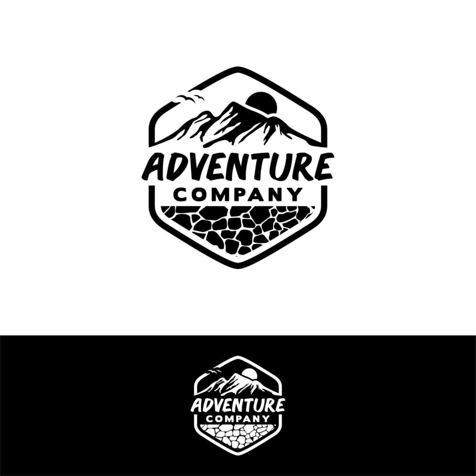 Mountain Adventurer-logo, Pentagon-logo met inspiratie voor het ontwerpen van rotsen vector