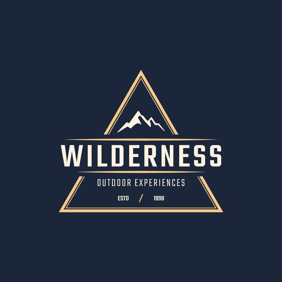 vintage embleem badge wildernis berg avontuur logo met vreugdevuur symbool voor buiten kamp in retro stijl vectorillustratie vector