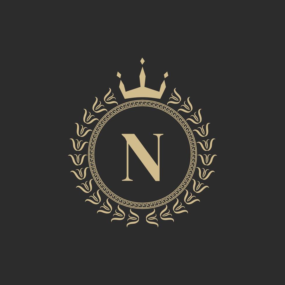 eerste letter n heraldische koninklijke frame met kroon en lauwerkrans. eenvoudig klassiek embleem. ronde compositie. grafische stijl. kunstelementen voor logo-ontwerp vectorillustratie vector