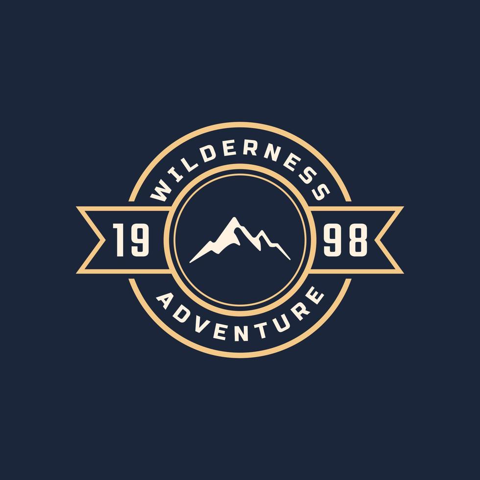 vintage embleem badge wildernis berg avontuur logo met vreugdevuur symbool voor buiten kamp in retro stijl vectorillustratie vector