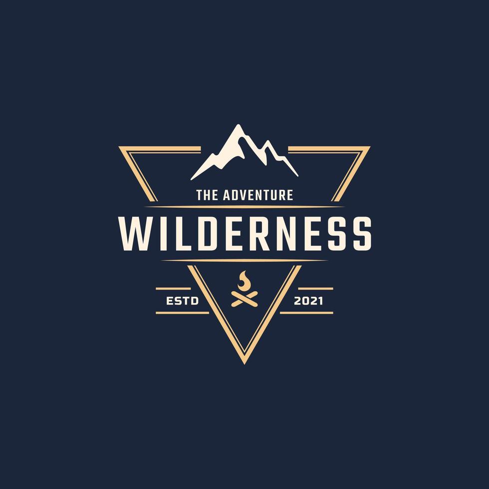 vintage embleem badge wildernis berg avontuur logo met vreugdevuur symbool voor buiten kamp in retro stijl vectorillustratie vector