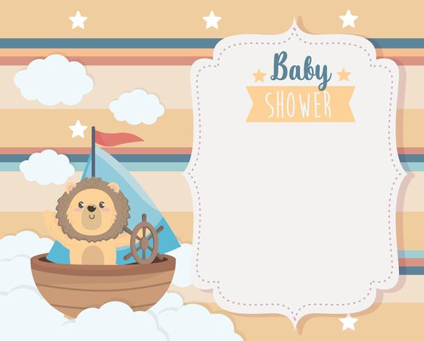 Kaart van de baby douche met leeuw in boot op wolken vector