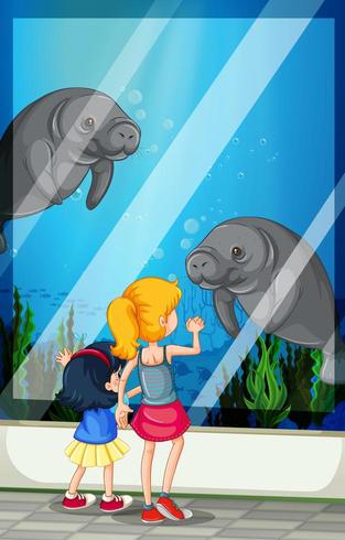 Kinderen die bezoekend aquarium kijken vector