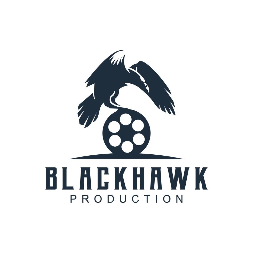 zwarte havik met filmapparatuur. goed logo-ontwerp voor filmmaker vector