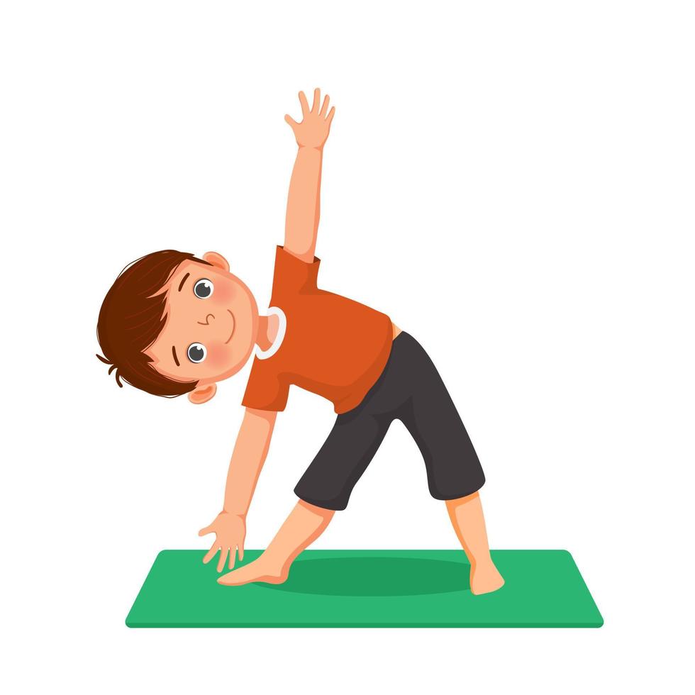 kleine jongen doet gymnastische fitnessoefeningen die yoga beoefenen op een groene mat binnen thuis vector