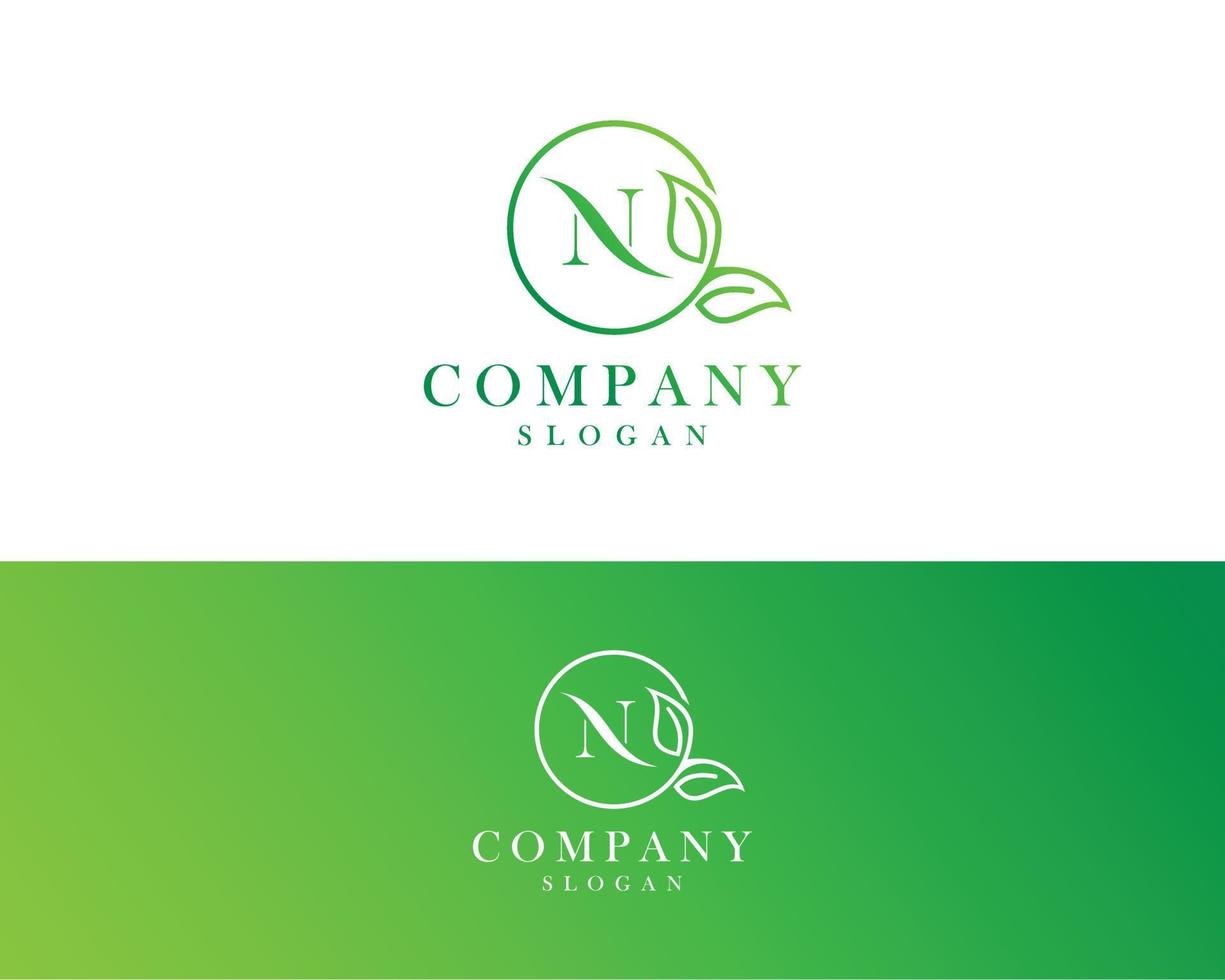 letter n natuurlijk logo, bladlogo, groen bladlogo-ontwerp vector