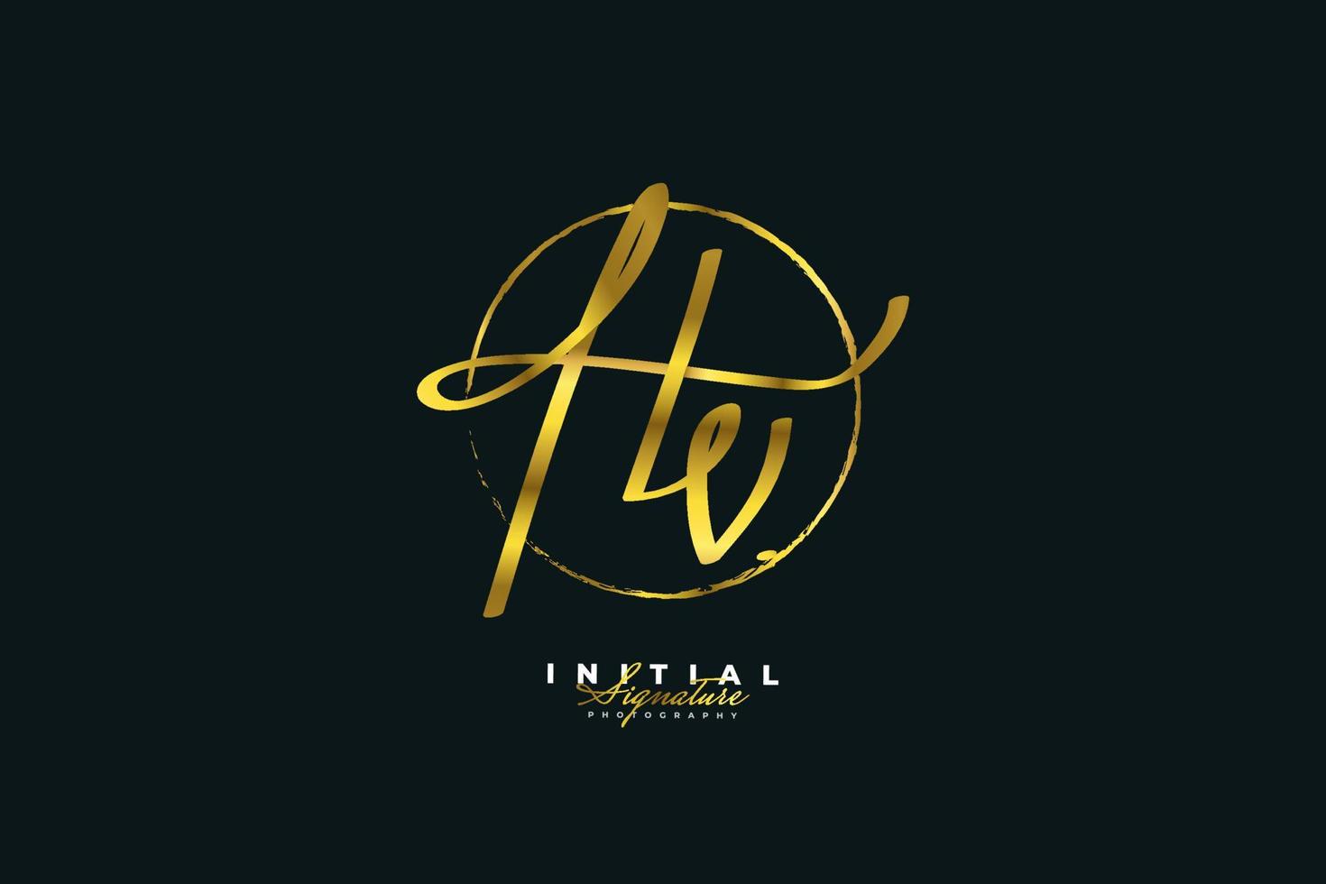 eerste h en v logo-ontwerp in luxe gouden handschriftstijl. hv handtekening logo of symbool voor bruiloft, mode, sieraden, boutique en zakelijke merkidentiteit vector