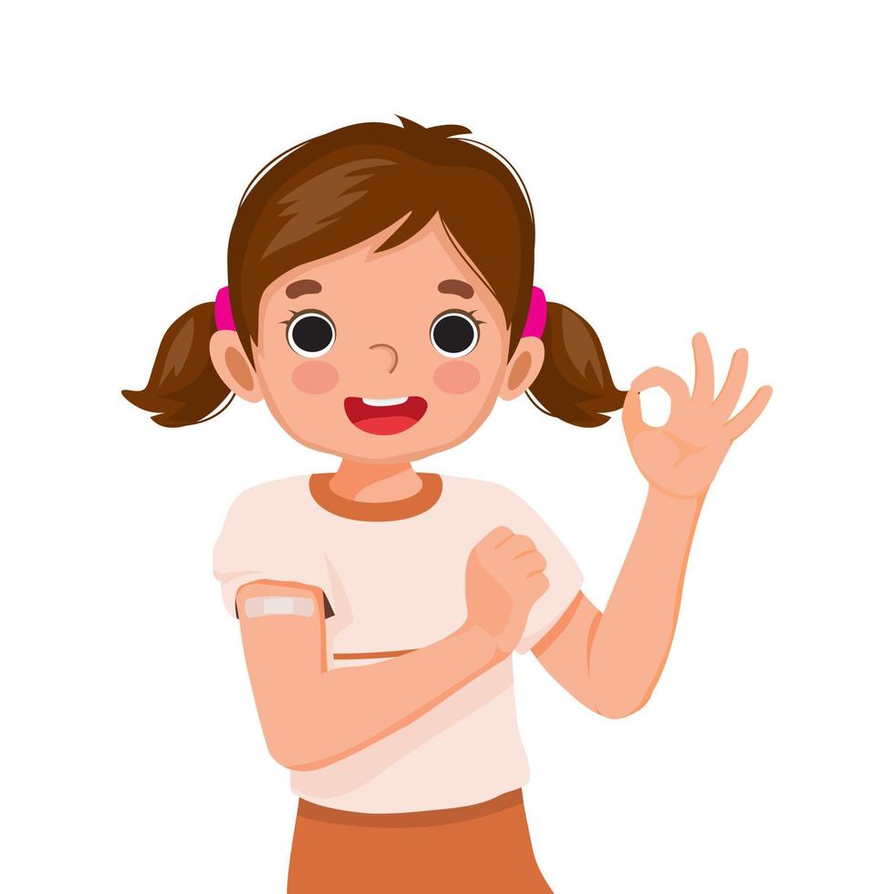 gelukkig klein meisje dat een pleister of pleister op haar arm laat zien nadat ze een vaccininjectie heeft gekregen en duimgebaren geeft met een lachende gezichtsuitdrukking vector