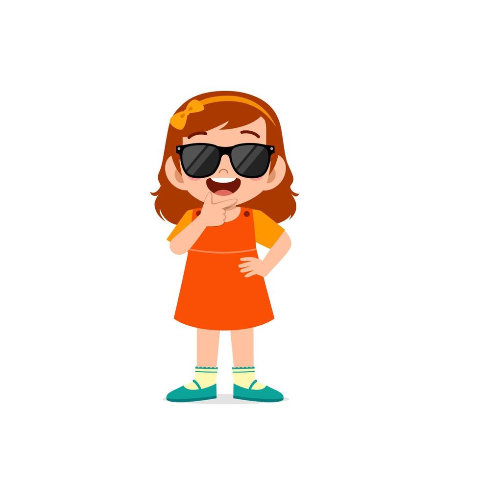 schattig klein meisje toont cool en draagt een zwarte bril pose-expressie vector